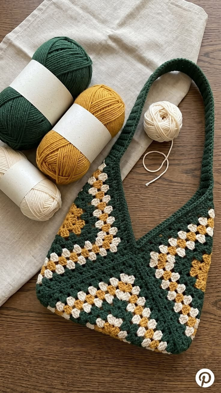 Granny Stitch Shoulder Bag Crochet Pattern PDF – Slouchy V-Top Bag with Ribbed Strap